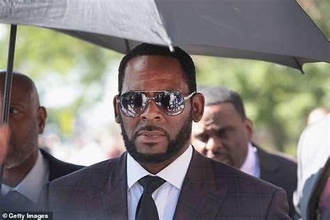 Feds Investigating R Kelly Allegedly Uncovered More Than Sex Videos Daily Mail Online