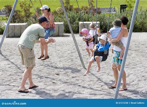 Familia Que Juega En El Parque Fotos de archivo libres de regalías