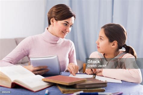 엄마와 딸 학교 숙제를 하 고 30 34세에 대한 스톡 사진 및 기타 이미지 30 34세 가족 교과서 Istock