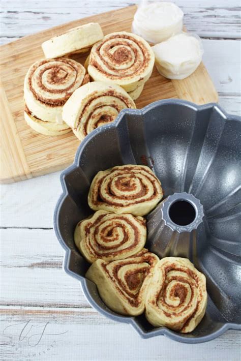 Easy King Cake Recipe For Mardi Gras - Cinnamon Roll King Cake