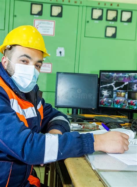 Obrero De La Construcci N Con Casco Amarillo Trabajador Industrial De