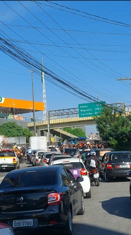 Protesto interdita a Rodovia Régis Bittencourt em Taboão da Serra