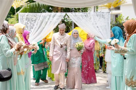 Malay Wedding A Malaysian Couple Newly Wedding Holding Hands