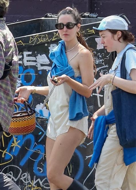 Demi Moore And Bruce Williss Daughters Provocation Year Old Scout With Half Naked Buttocks