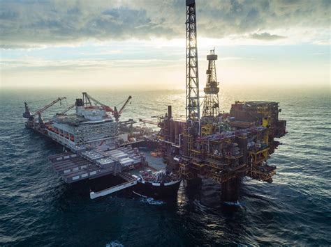 25 000 Tonne Brent Bravo Oil And Gas Field Platform Topside Lifted By Allseas Pioneering Spirit