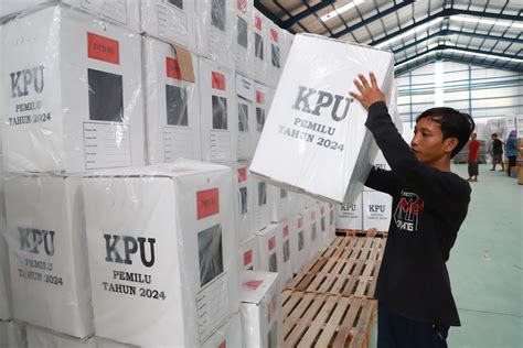 Pj Bupati Bekasi Bersama Forkopimda Tinjau Gudang Logistik Surat Suara