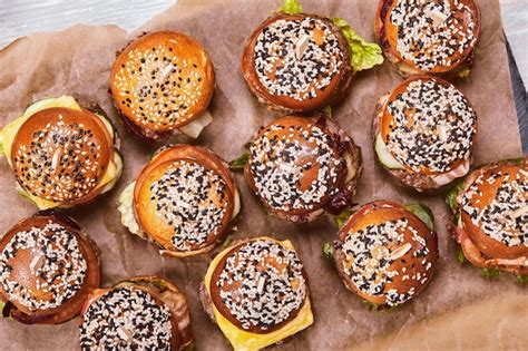 Conjunto De Sabrosas Hamburguesas Con Queso En Una Caja De Madera Sobre