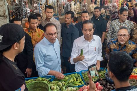 Indonesian President Jokowi Delights Crowd During Malaysia Market Visit