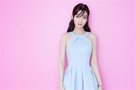 重回18岁少女！杨颖现身某活动 身穿浅蓝色连衣裙秀美腿