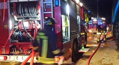 Roma Libreria A Fuoco In Un Appartamento Evacuato Un Intero Palazzo