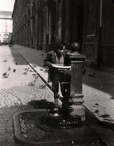 File Gabinio Torino Piazza San Carlo Un Bambino Che Beve Alla Fontana