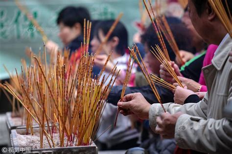 香港民众在黄大仙祠许愿祈福 新浪图片