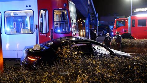 NonstopNews Pkw Fahrer übersieht beim Linksabbiegen Straßenbahn und