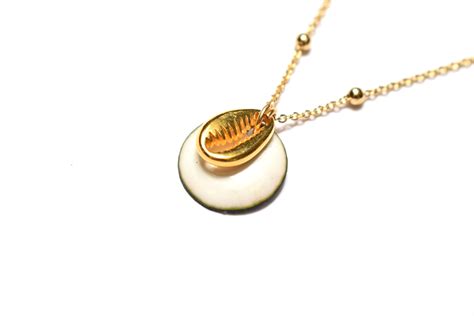 Collier petite médaille et coquillage cauri doré AU FIL D EMAUX