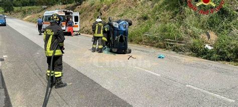 Incidente Stradale In Calabria Si Ribalta Toyota Ciavula