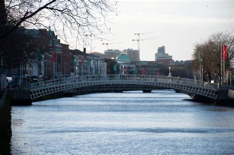 Premium Photo | Ha'penny bridge over liffey river in dublin in winter day