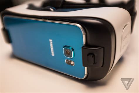 A Close Look At The Gear Vr For The Galaxy S The Verge