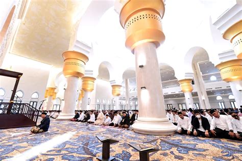 FOTO Presiden Jokowi Dan Ibu Iriana Salat Idulfitri Di Masjid Sheikh