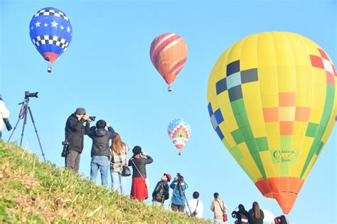 嘉瀬川河川敷のターゲット（目標地点）に、マーカーと呼ばれる重りを投下した選手。土手の観客に熱気球を近づけ、一緒に喜び合った＝4日（撮影・飯村