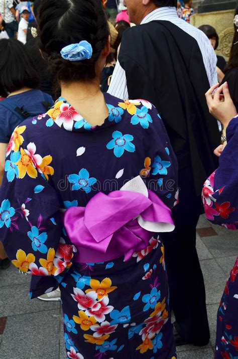 La Gente Japonesa De Las Mujeres Lleva La Ropa Japonesa Tradicional Y