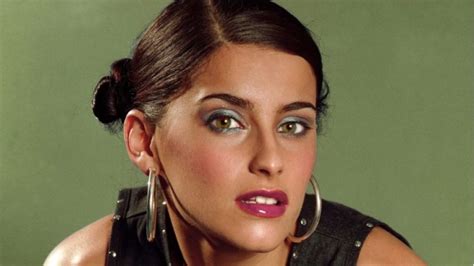 Tras Ausentarse De La Música Para Dedicarse A La Maternidad Nelly Furtado Reaparece En Un