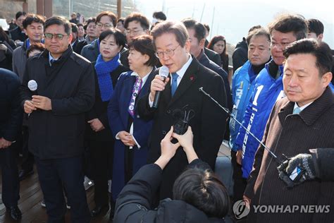 이재명 부산서 흉기 피습응급처치 후 헬기로 서울 이송종합3보 연합뉴스