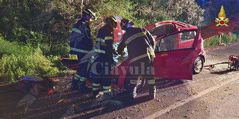 Grosso Albero Crolla Su Un Auto In Transito Ferite Due Persone Ciavula