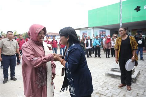 Dua Minggu Berselang Mensos Risma Kembali Ke Sumba Timur