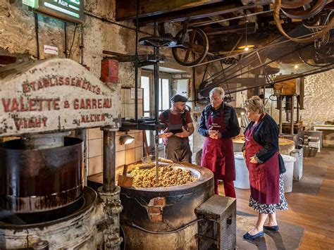 Confectionnez votre huile de noix au Moulin de la Veyssière Dordogne