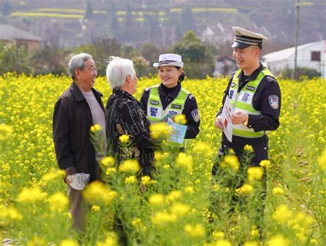 【贯彻落实全省公安局长会议精神】黔东南交警进农村到地头，播撒“安全种子”助力春耕生产宣传交通意识