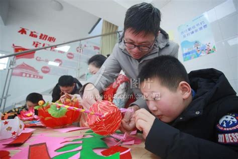 江苏扬州：巧手做花灯 欢乐迎元宵 人民图片网