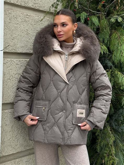 Укороченный стеганый пуховик в цвете капучино с капюшоном и мехом песца ...