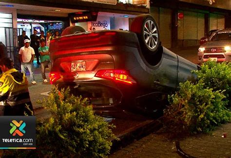 Conductor Perdi El Control Del Carro Y Se Volc En El Centro De San