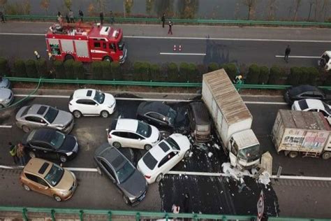 Niebla provoca una enorme carambola con más de 200 autos en China