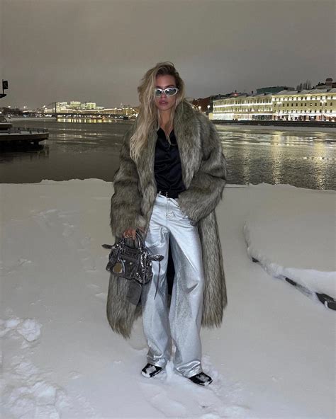 10 Stylish Winter Outfits You Can Actually Wear In The Snow