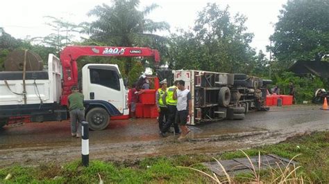 Diduga Kelebihan Muatan Truk Pengangkut Batu Bata Terguling