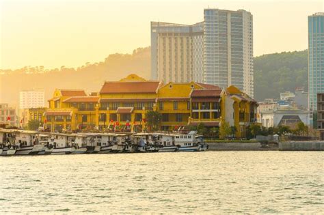 Puerto De La Ciudad De Halong Donde Muchos Barcos Tur Sticos Inician