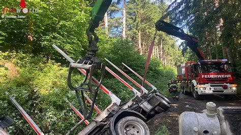 Stmk Aufwendige Rundholz Lkw Bergung In Flatschach Spielberg Pkw