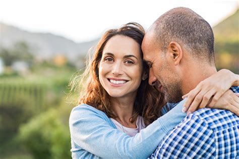 성숙한 낭만적임 커플입니다 커플에 대한 스톡 사진 및 기타 이미지 커플 행복 40 49세 Istock