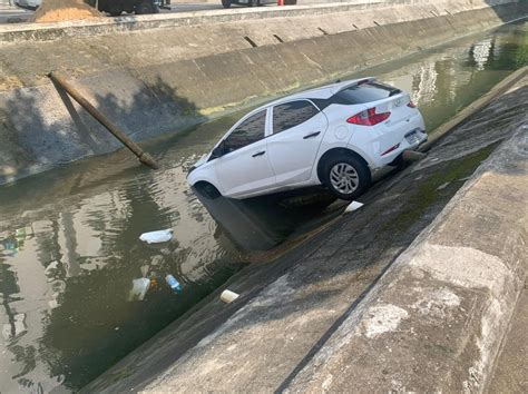 Motorista Perde O Controle E Carro Cai No Canal 2 Em Santos SP