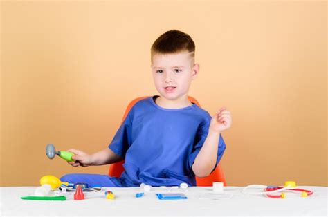 Ni O Pasante De Pediatra En Uniforme M Dico Tratamiento Prescripci N