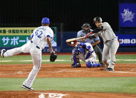 7回2死二、三塁、三振に倒れる岡本（撮影・西海健太郎） ― スポニチ Sponichi Annex 野球