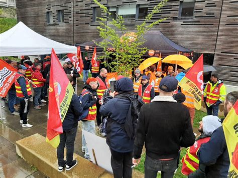 Vitré Des Salariés Dagromousquetaires Manifestent Pour De Meilleurs