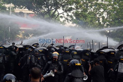 Foto Polisi Bubarkan Demo Anarkis Tolak Uu Ciptaker Di Semarang