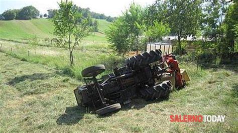 Sassano Si Ribalta Un Trattore Ferito Agricoltore