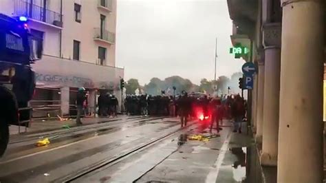 BOLSONARO A PADOVA SCONTRI TRA MANIFESTANTI E POLIZIA IDRANTI CONTRO