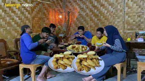 Hujan Deras Enak Nya Makan Singkong Goreng Dan Ngopi Bersama Suasana