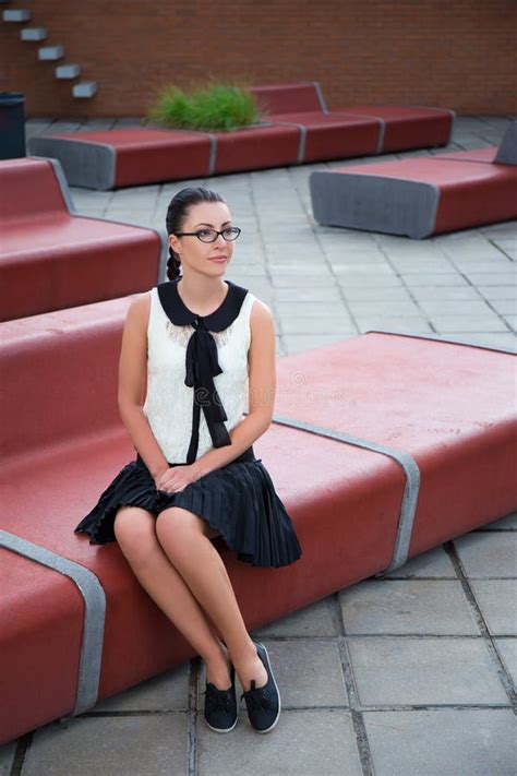 Fille Dans Luniforme Scolaire Se Reposant Sur Le Banc Photo Stock