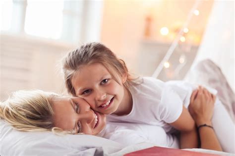 Scène De Famille Heureuse Mère Et Fille Dans Un Lit Photo Gratuite