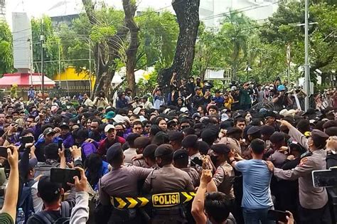 Jebol Blokade Beton Dan Kawat Berduri Massa Bem Si Saling Dorong